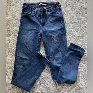 Levi’s high rise super stretchy size 27 skinny jeans